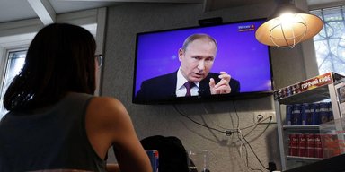 Половина росіян виступає за мирні переговори з Україною, — опитування (інфографіка)