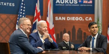 AUKUS расширяется: Китай недоволен гонкой вооружений и "гегемонией" США