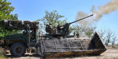 Обшили розкладними сітками: росіяни "засвітили" вантажівку з С-60 для захисту від дронів