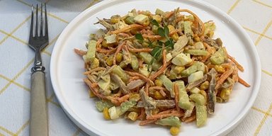 Очень легко и очень вкусно: рецепт салата с запеченной курицей