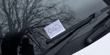 Чоловіку залишили "дивну" записку на вікні авто: в мережі кажуть про "недобрий знак"