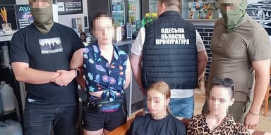 Робили "селфі" на фоні потрібних об'єктів: в Одесі затримали групу коригувальниць (фото)