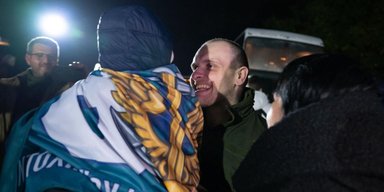 Сльози щастя, посмішки, поцілунки: як українські захисники поверталися додому з полону РФ (відео)