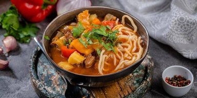 Сытный обед: рецепт лагмана с лапшой и говядиной