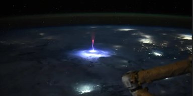 Спрайт, но не напиток: астронавт NASA с орбиты сделала снимок странной красной молнии (фото)