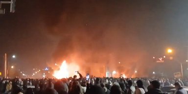Протесты в Иране: отключен интернет, пылают здания КСИР, Трамп угрожает ударом (видео)