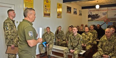 Хотів уникнути призову: В ТЦК Одеси чоловік різав собі вени та кидався на людей з ножем