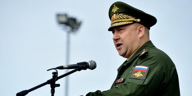 "Спрятал лицо под очками": пропавшего генерала Суровикина заметили на улице в Москве (фото)