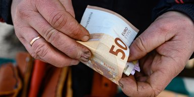 Штраф та повернення виплат: що загрожує біженцям у ЄС, які отримують доходи в Україні
