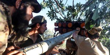 Война в Сирии: повстанцы подошли к базе РФ, а Асад якобы прибыл в Москву