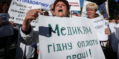 Клеить обои через замочную скважину. Почему нищие врачи — это не смешно