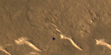 Орбитальный аппарат NASA запечатлел китайский ровер и отследил его следы на Марсе  (фото)
