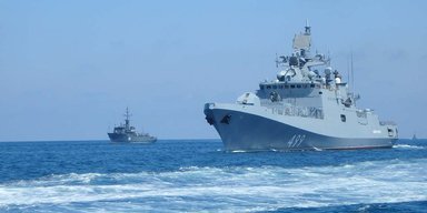 Безпрецедентний ескорт: військовий корабель РФ вперше відкрито супроводжував танкери тіньового флоту
