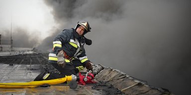 Удар ВС РФ по заводу Flex: из ближайшего водоема выкачали всю воду для тушения пожара
