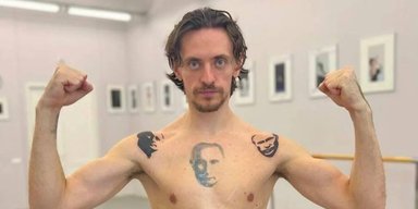 "Душа не дома": артист балета, набивший на теле 3 тату Путина, бежит из России