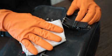 Чим і як видалити плями зі шкіряної сумки: поради експертів