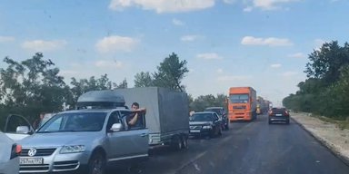 Затори на багато кілометрів: на автотрасах до Криму стоять черги з сотень машин (відео)