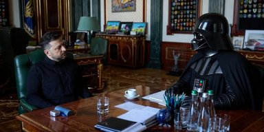 "Провів змістовну зустріч": мережа вибухнула мемами про численні розмови президента (фото)