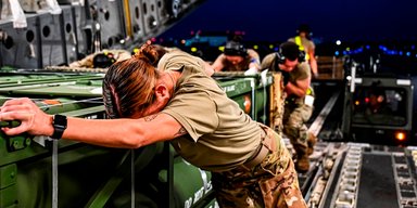 Прекратил ли Трамп военную помощь Украине: в Киеве советуют "не паниковать"