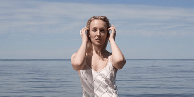 Жена Евгения Кошевого показалась с дочерьми на море (фото)