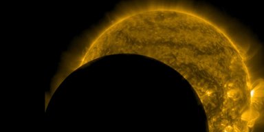 Космический аппарат NASA сделал снимки затмения Луны и Земли в один и тот же день (фото)