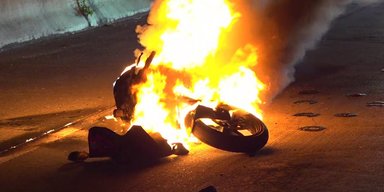 Стоял и смотрел: мужчина поджег мотоцикл соседа, чтобы согреться (фото)