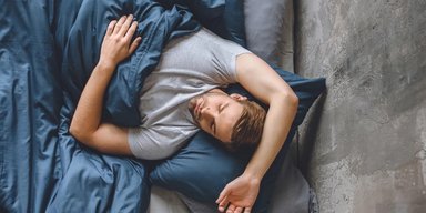 Чому люди сіпаються, коли засинають: учені розкрили таємницю