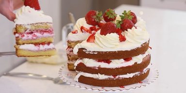 Универсальный и очень вкусный десерт: пошаговый рецепт бисквитного торта со сметанным кремом и фруктами