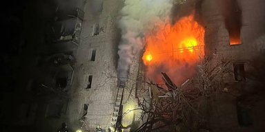 ВС РФ сбросили авиабомбу на жилую многоэтажку в Купянске: начался пожар (фото)