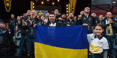 Принц Гаррі обійняв ветеранів Сил оборони на "Іграх нескорених": подробиці (відео)
