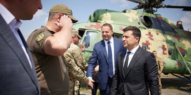 Сильная вертикаль или обострение в сентябре?  Зачем Зеленскому большая чистка в армии и СБУ