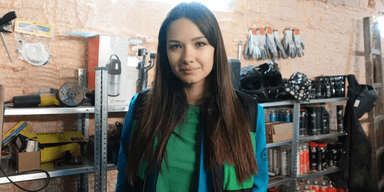 Женщина установила дровяную печь в свою машину, чтобы не замерзнуть зимой (видео)