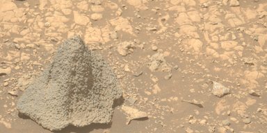 Марсоход NASA обнаружил на Марсе странный "шлем": что это такое (фото)