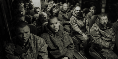 "Найденные в подвалах": спецназовцы "Азова" взяли в плен более двух десятков россиян (видео)
