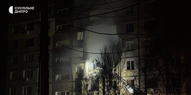"Люди під завалами": у Дніпрі російський "Шахед" влетів у житлову багатоповерхівку (фото, відео)