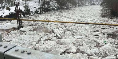 Опасное зрелище: в Украине из-за резкого потепления начался ледоход на реках (видео)