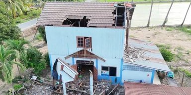 Два голубя влетели в окно и обрушили жилой дом: хозяйку доставали из-под завалов (фото)