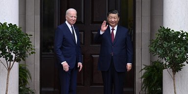 Президент Китая Си Цзиньпин показал Джо Байдену свой бронированный лимузин за 700 тысяч долларов