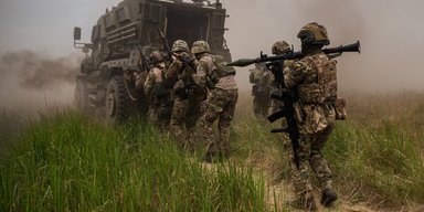 Вступили в бой с первой линией обороны города: ВСУ продвигаются к Токмаку, — СМИ