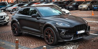 "Заряджений" Aston Martin DBX 2023 року за сотні тисяч доларів помітили в Києві (фото)