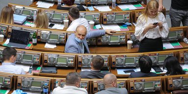 Депутати пишуть. Як серед тонн законотворчої макулатури знайти дійсно важливі проекти