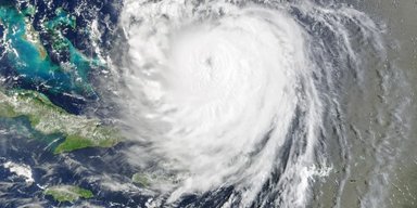 Рекордну трансформацію шторму ву небезпечний ураган зняли з космосу: у майбутньому їх стане більше