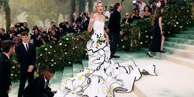 2,8 млн бусинок: на создание образа Джиджи Хадид для Met Gala 2024 ушло 13 500 часов (фото)