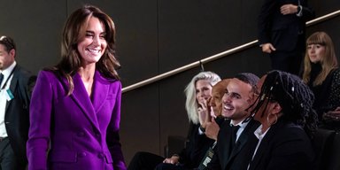 Кейт Миддлтон продемонстрировала фиолетовый деловой ансамбль (фото)