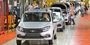 Нехватка рабочих: автомобили Lada будут собирать гастарбайтеры и заключенные