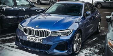 Розвиває 300 км/год: у Києві помітили рідкісний заряджений седан BMW (фото)