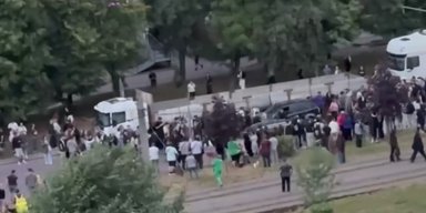 Во Львове произошло массовое столкновение с ТЦК: люди перекрыли дорогу и перевернули автомобиль, — соцсети (видео)
