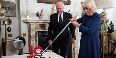 Королева Камілла продемонструвала навички володіння мечем, розрізавши святковий торт (фото)