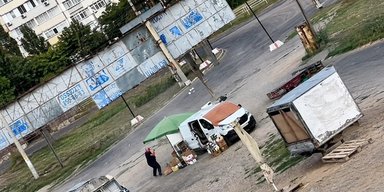"Сафарі" на цивільних у Херсоні: окупанти вдарили FPV-дроном по продавцю на ринку (фото)