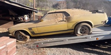 Культовый Ford Mustang 60-х за $100 000 простоял почти полвека в сарае (видео)